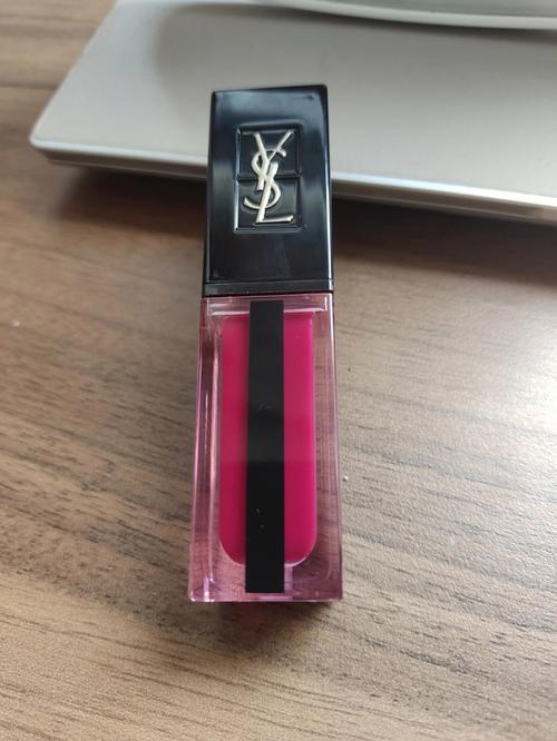 YSL 水光唇釉 6 号色，绝美蜜桃粉，质地清透，成膜快，不挑皮，黄皮也能轻松驾驭